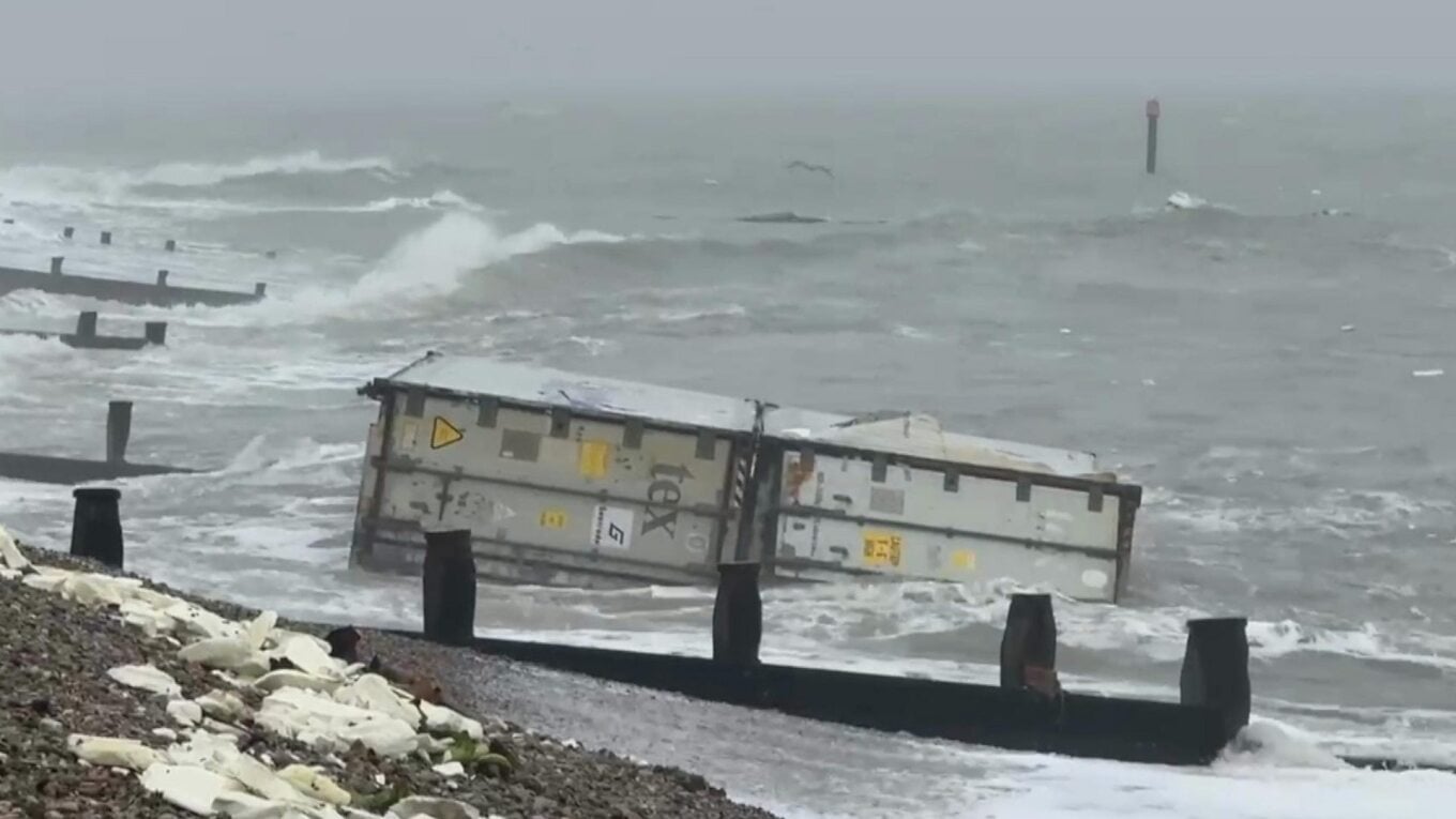 Tonelata me banane në brigjet britanike, autoritetet: Mos i hani ato