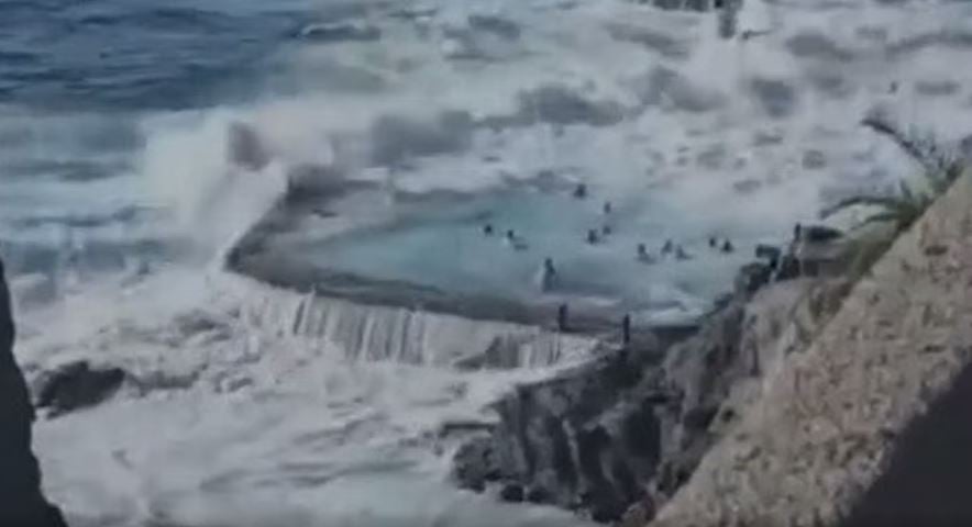 Tragjedi në Tenerife, katër të vdekur dhe tre të plagosur pas përplasjes me dallgët e forta