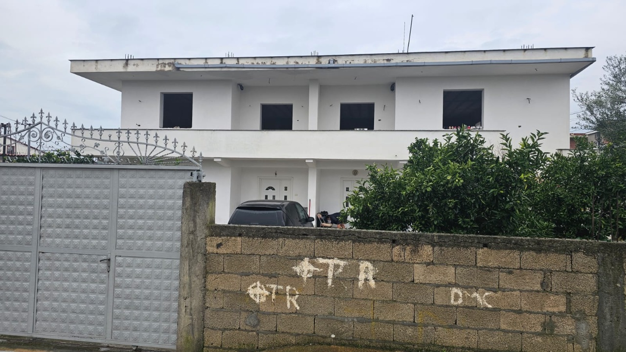 Tragjedia në familjen Boba/ I mituri ndërroi jetë pas sulmit me thikë në zemër, familja largohet, banesa me qira braktiset