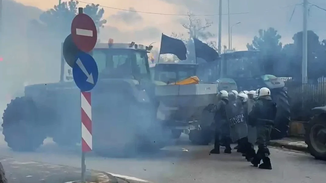Traktorët drejt policisë, rriten tensionet në Selanik gjatë bllokadës së fermerëve