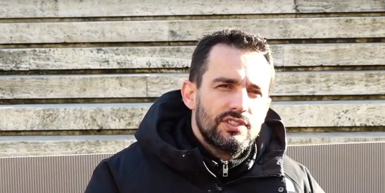 ‘U kapën gafil duke vjedhur’, Lapaj vijon protestën para Kryeministrisë: Kjo qeveri s’ka më legjitimitet