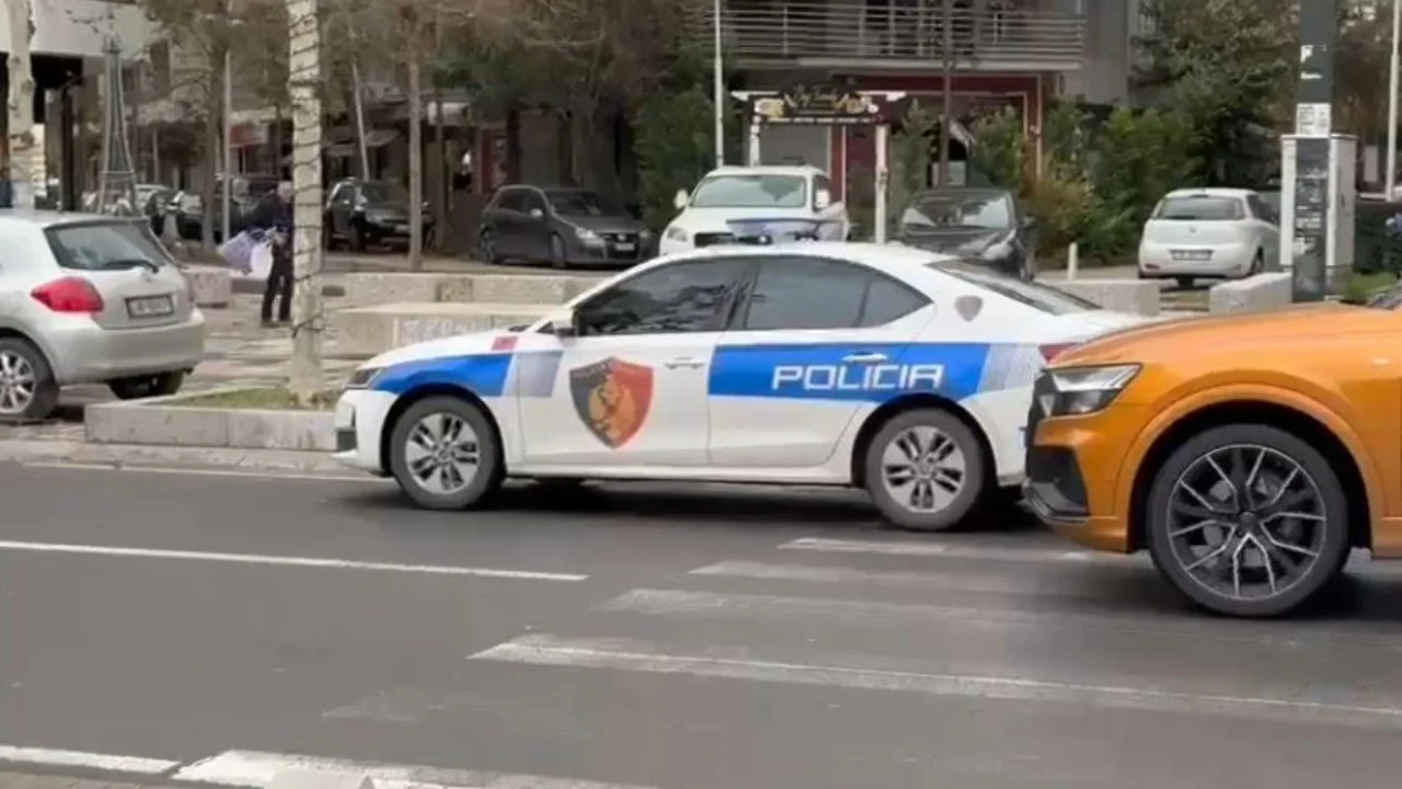 U rrëzua dhe përplasi kokën me bordurat e bulevardit, humb jetën 50-vjeçarja