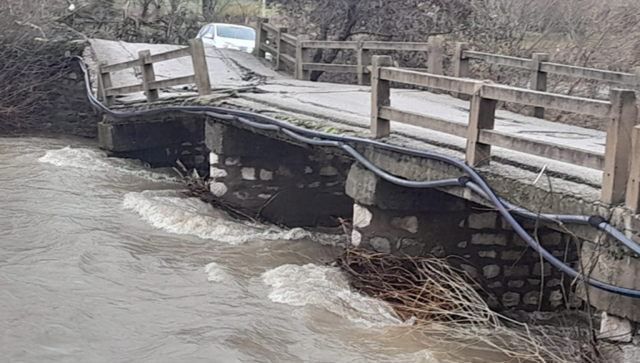 Ura në Qafzë të Kolonjës shkatërrohet nga shirat, 13 fshatra të izoluar prej 20 ditësh