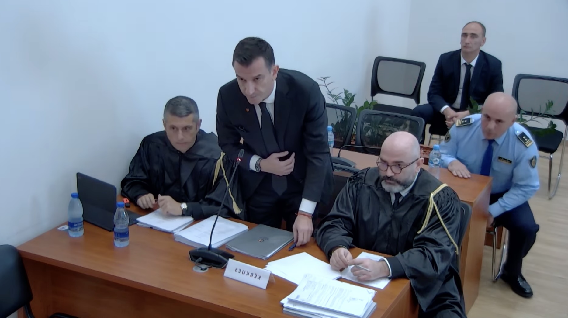 Veliaj kërkon të studiojë aktet e dosjes me laptop, GJKKO refuzon