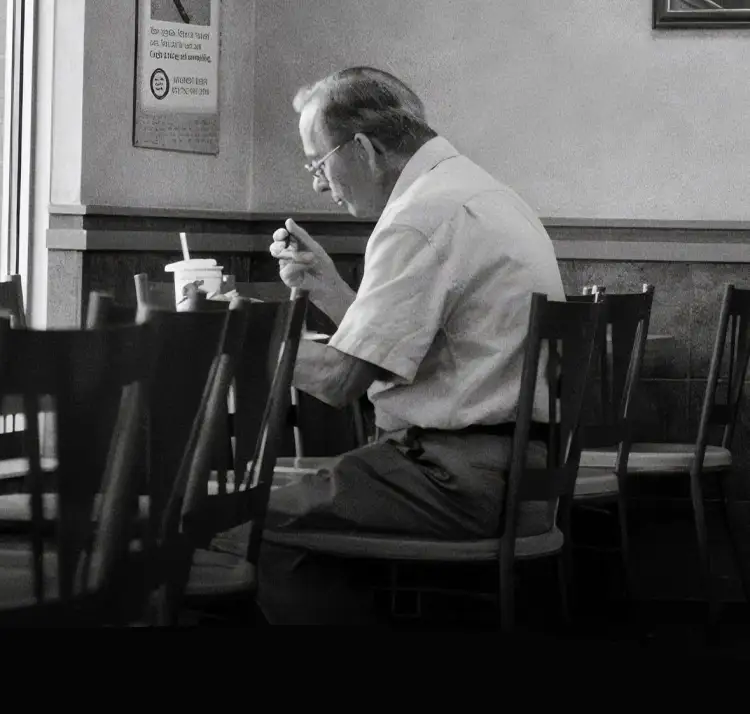 Vetmia në tryezë rrit rreziqet për shëndetin e të moshuarve!