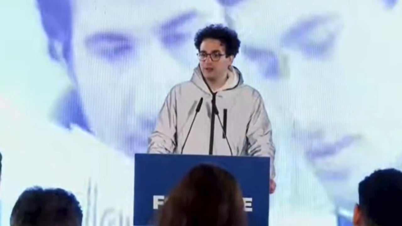 Video/ Çudia në protestën e PD-së, i riu merr fjalën dhe më pas pendohet: Faleminderit shumë dhe më falni