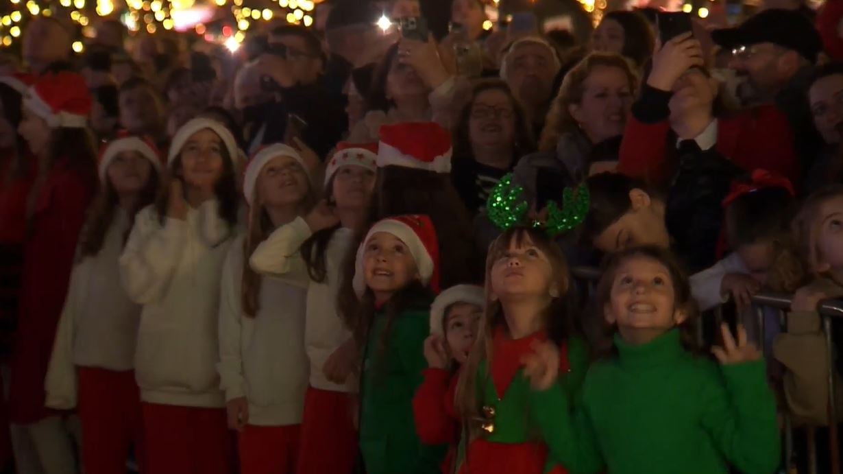 VIDEO/ Dhjetori i festave, Shkodra bën ndezjen më të bukur të dritave në të gjithë Shqipërinë, dhuron spektakël