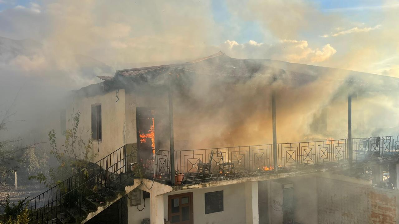 VIDEO- Flakët përfshijnë një shtëpi 2-katëshe në Gramsh, shkrumbohet banesa