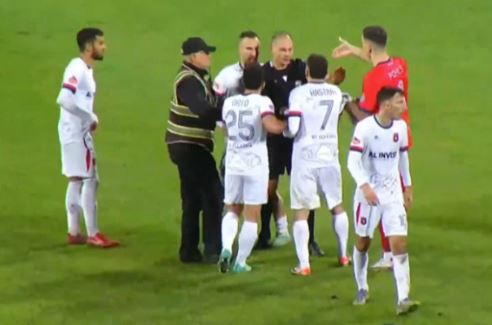 VIDEO/ Kaos pas ndeshjes në “Elbasan Arena”, ndërhyn policia