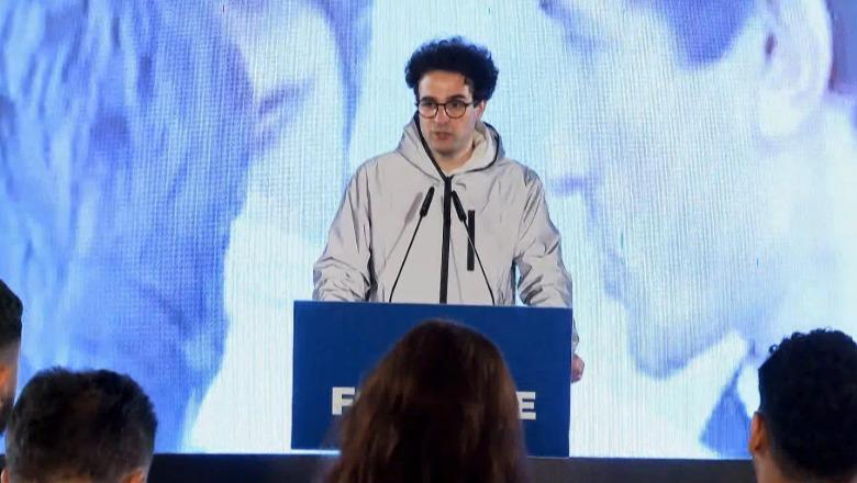 VIDEO/ Mbështetësi i Berishës del në foltore dhe harron fjalimin, i riu: Më falni