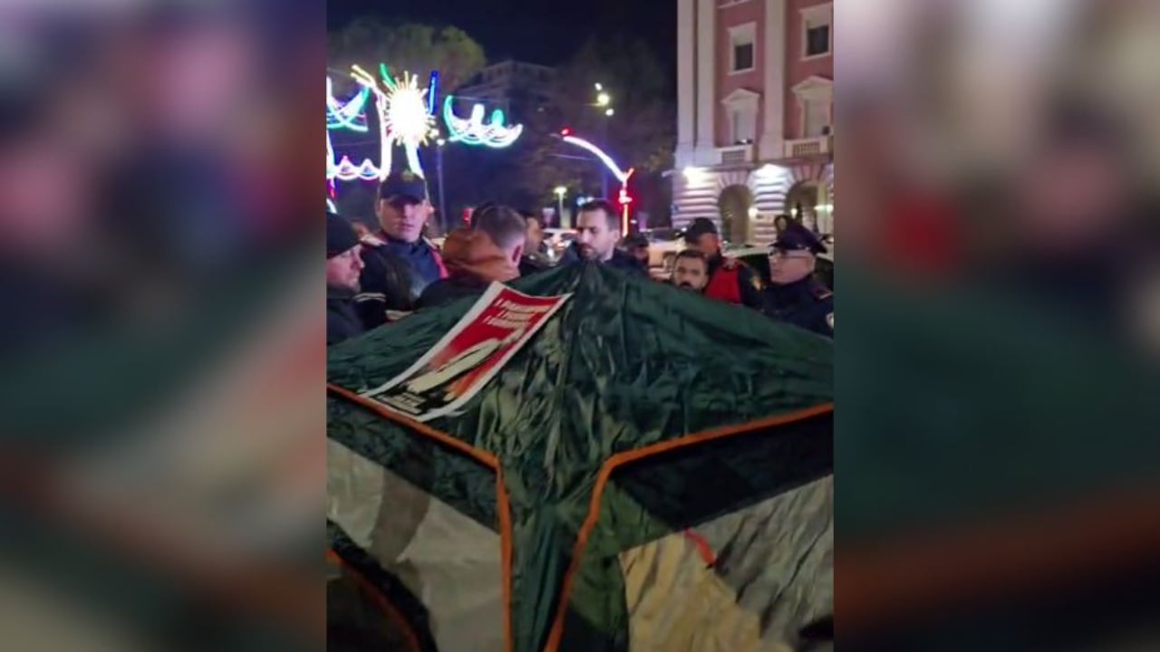 Video/ Përplasje mes policisë dhe Adriatik Lapajt, hiqen tendat e vendosura nga protestuesit përpara Kryeministrisë