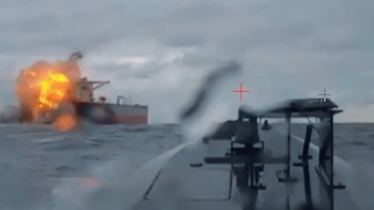 Video/ Pjesë e ‘Flotës Fantazmë’ të Rusisë, goditet anija cisternë e naftës në Detin e Zi, dronët ujorë ukrainas shkaktojnë dëme të rënda