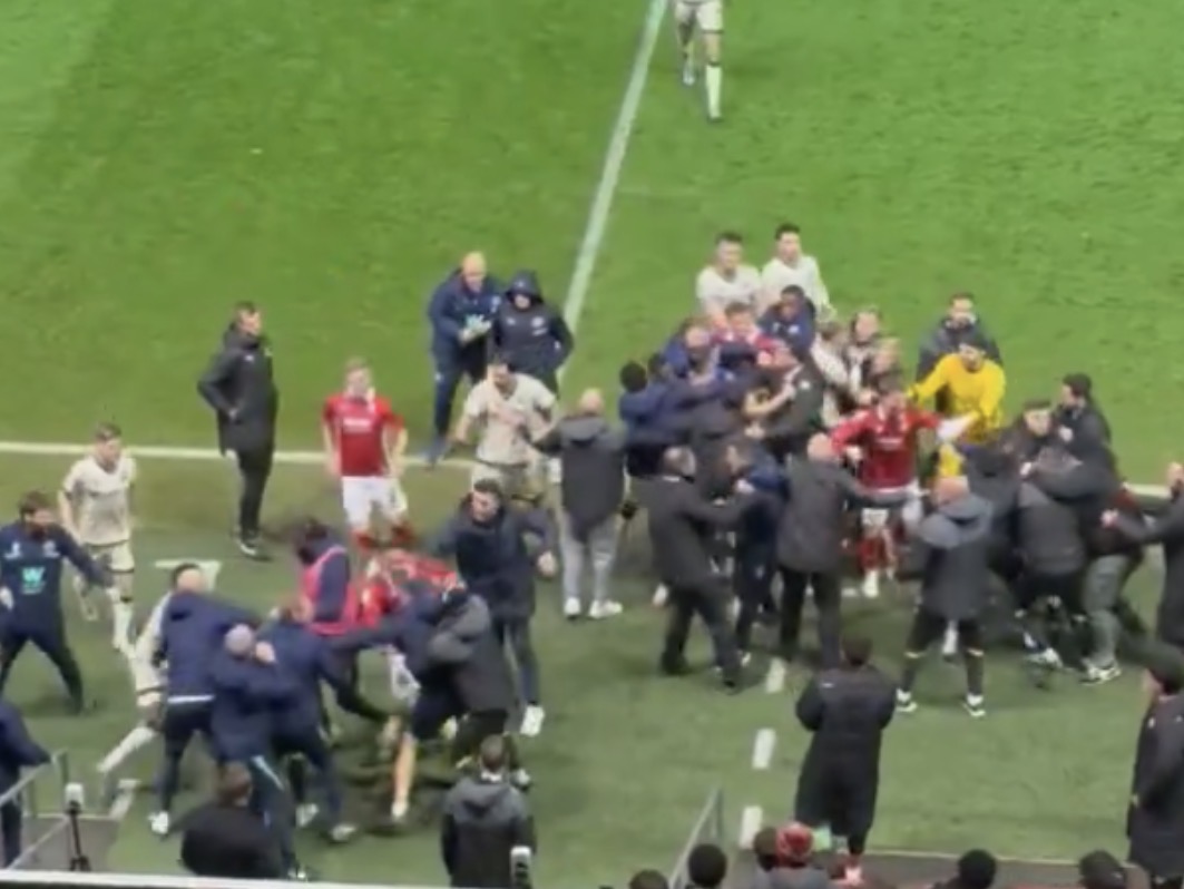 VIDEO/ Plas keq mes ekipit të Mehmetit dhe rivalëve të Championship, momente nga përleshja