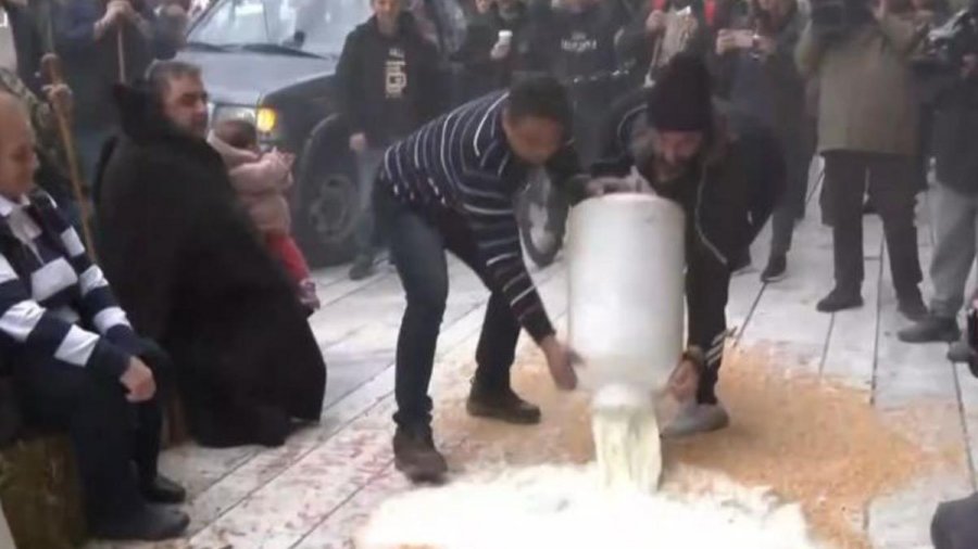 VIDEO: Protesta – Greqi, blegtorët derdhin qumësht në sheshin qendror të Larisës