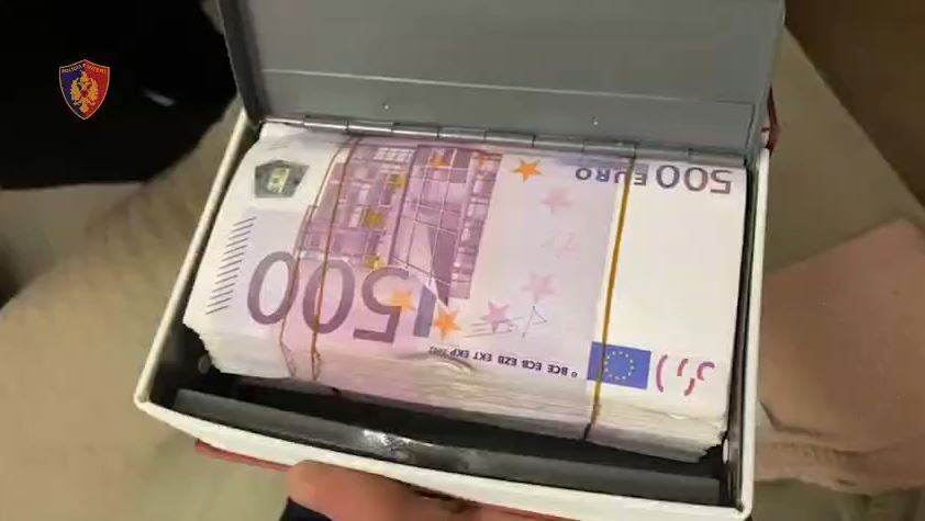 VIDEO- Qindra mijëra euro, armë, jelek antiplumb dhe dylbi, pamjet e momentit të arrestimit të anëtarëve të grupit kriminal “Rraja”