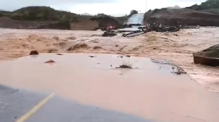 VIDEO-Situatë kaotike nga përmbytjet në Greqi/ Lumi Enipea del nga shtrati, evakuohen banorët