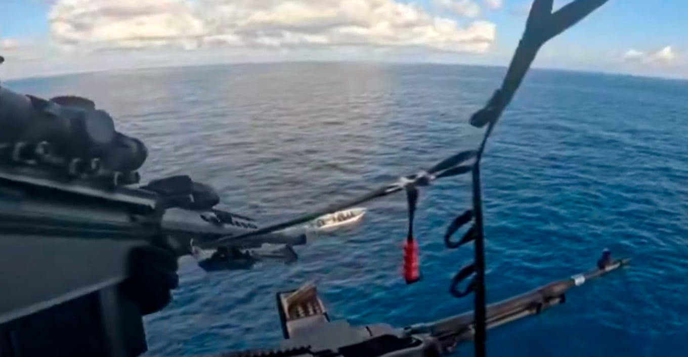 Video/ Snajperi i Rojes Bregdetare Amerikane qëllon me saktësi të pabesueshme një motoskaf me kokainë në Paqësor