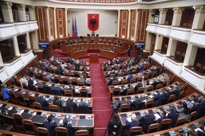 VIDEO-“S’pres që e mençura Zegjine të ketë mençurinë e Dritëroit”/ Debate në seancë, Çaushi “përplaset” me Blushin: Ai që të çon sms në tel…