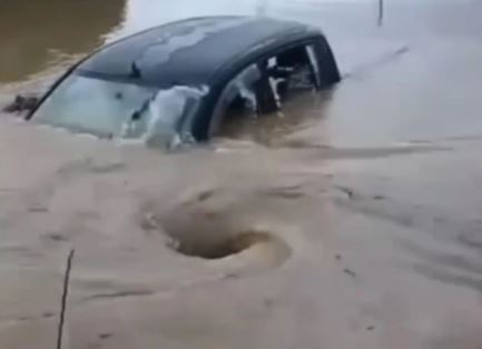 VIDEO/ Tragjike, stuhia  spirale tërheq makinën, momenti kur shpëtohen 3 persona