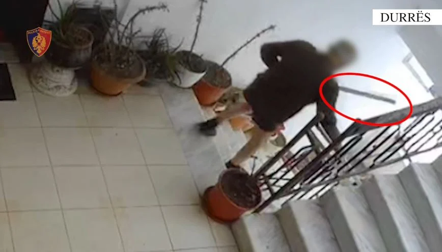 VIDEO-Tronditëse në Durrës/ I moshuari tenton të vrasë gruan duke e goditur me sende të forta në kokë, vihet në pranga 76 vjeçari..