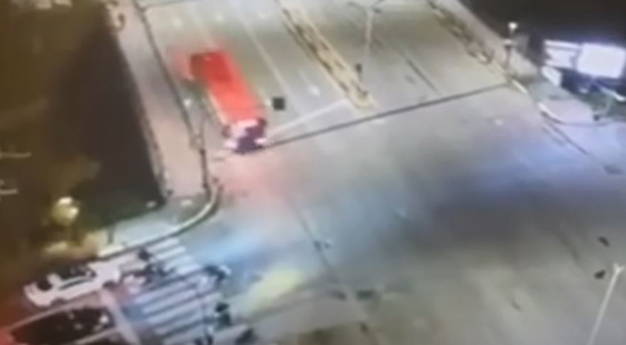 VIDEO / Zbardhet aksidenti i autobusit të Unazës, të plagosur drejtuesja e biçikletës dhe tre pasagjerë