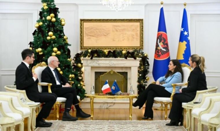 Vjosa Osmani takim me ambasadorin francez, kërkon heqjen e masave të BE-së ndaj Kosovës
