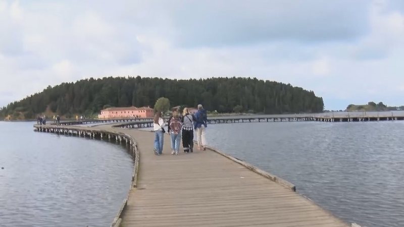 Vlora e mbushur me turistë edhe në dimër: Na pëlqen shumë arkitektura dhe historia e këtij vendi