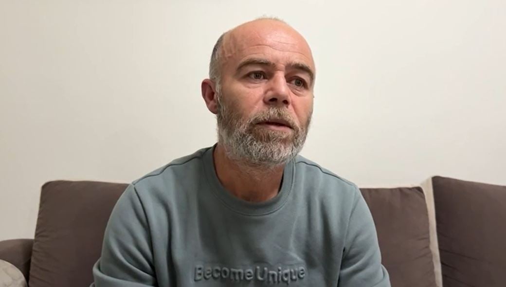Vrasja e 14-vjeçarit në Maliq, babai i viktimës reagon pas lirimit të dy bashkëpunëtorëve: Jemi të shkatërruar, ngushëllimin e kishim te drejtësia