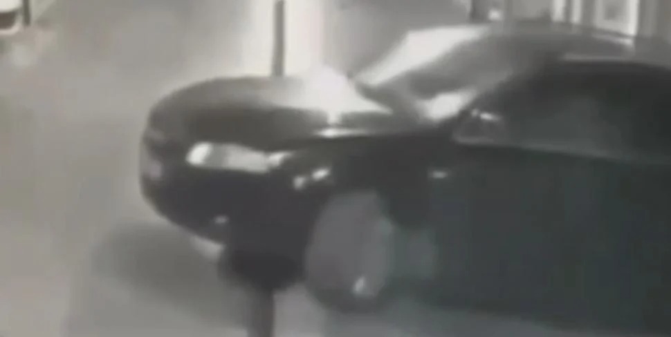 Vrasja e biznesmenit Mondi Mëhalla, pamjet e autorëve teksa dalin nga parkimi (VIDEO)