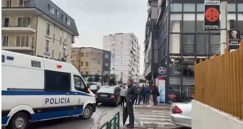 Vrasja e Mondi Mëhallës, mbërrijnë në gjykatë ish ortaku i biznesmenit dhe roja i karburantit