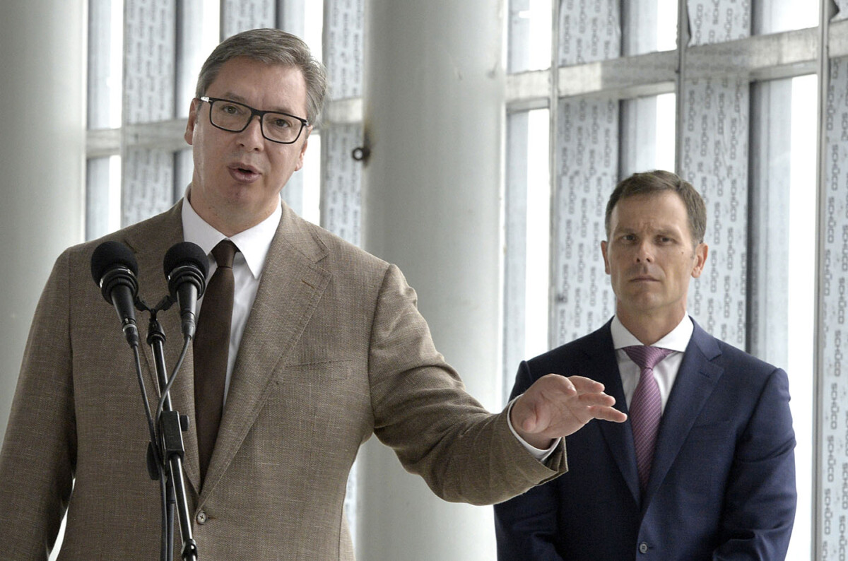 Vuçiç nuk veproi i vetëm, kush është Sinisha Mali, “hija” e tij, që i dhuroi dhëndrit të Trump Shtabin e Përgjithshëm