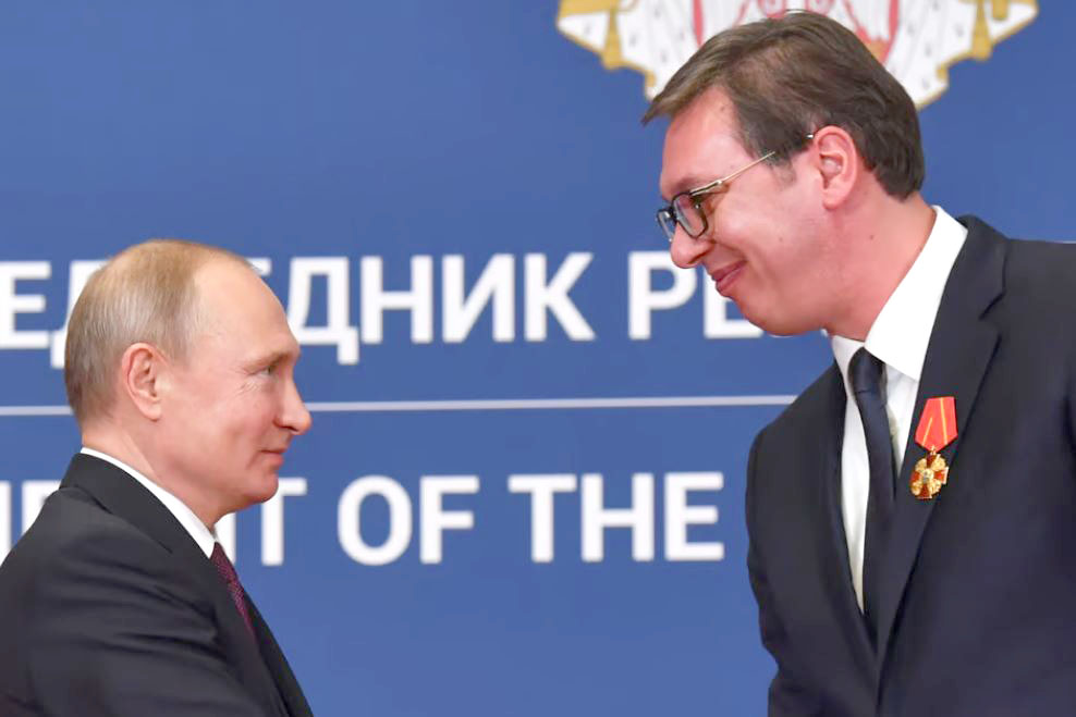 Vuçiç shikonte Sheshelin si Zot, tani shikon Putinin në atë mënyrë, si Serbia tregoi sërish besnikërinë ndaj Rusisë