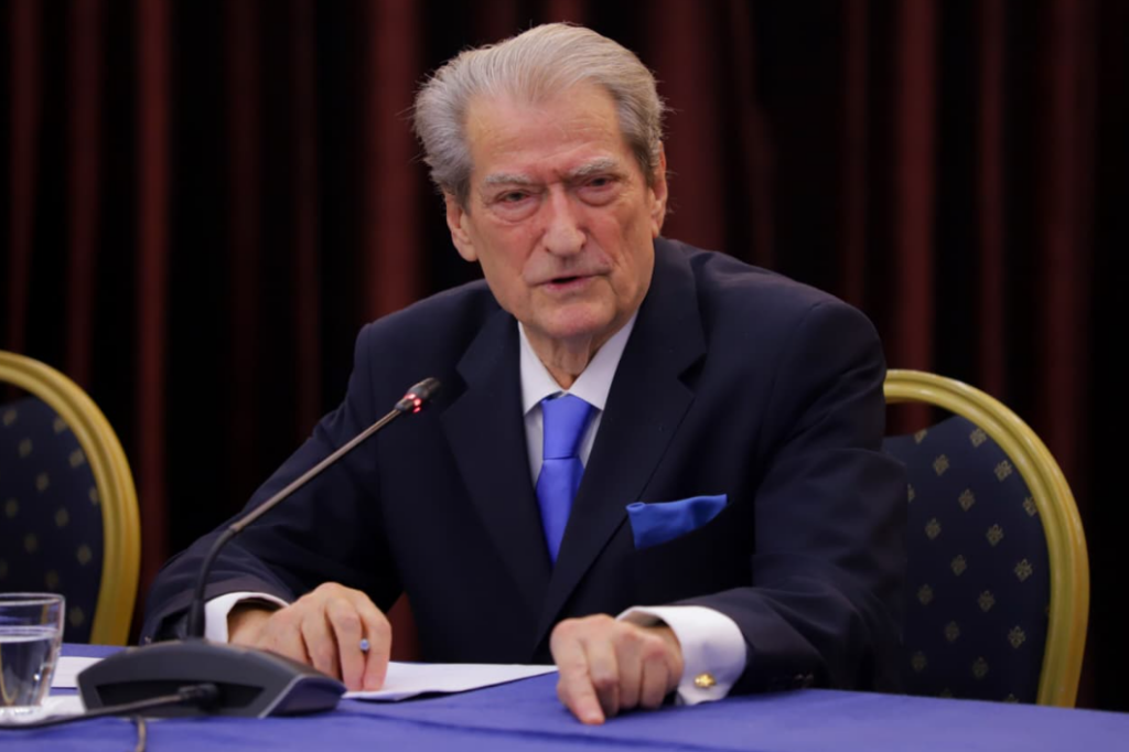 Zarf me 1000 euro dhe mesazh ‘mos voto’/ Berisha tregon si u kërcënuan qytetarët më 11 maj