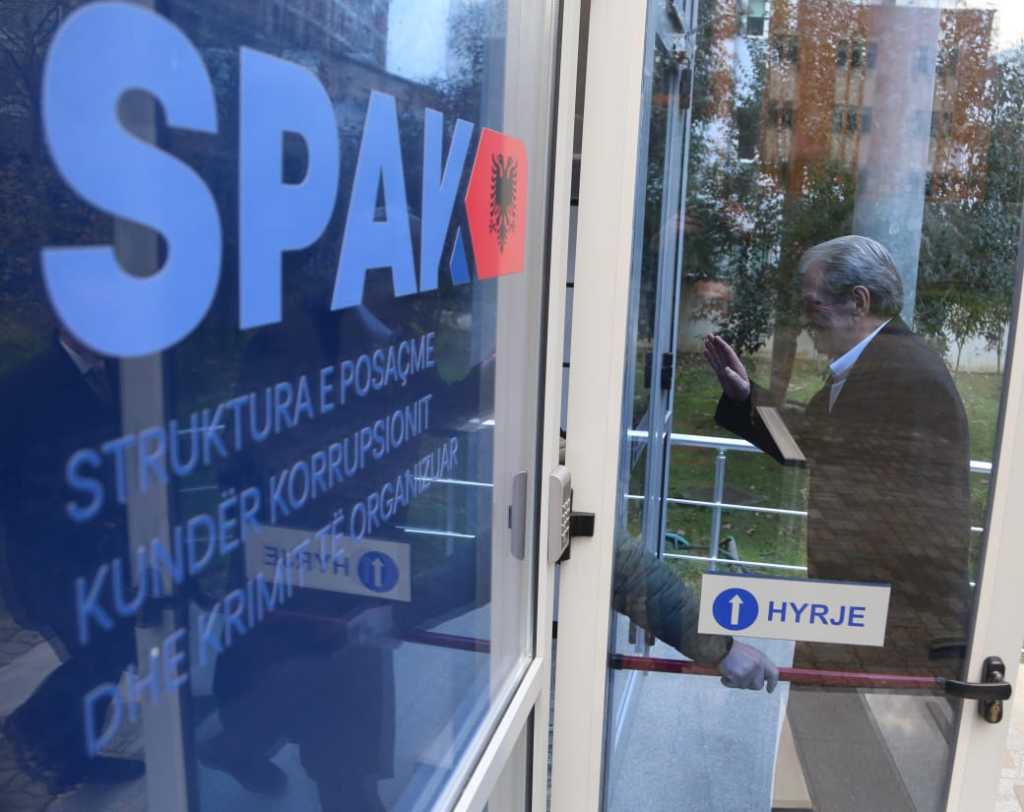 Zbaton masën “detyrim paraqitje”/ Sali Berisha paraqitet në SPAK