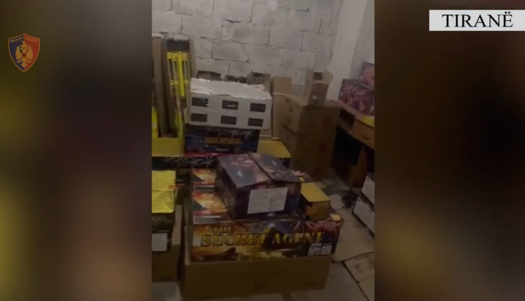 Zbulohet magazina me fishekzjarrë në Tiranë, përfundon në pranga pronari