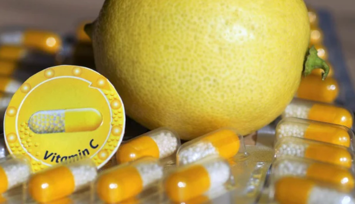 Zbuloni katër shenjat që tregojnë se trupit tuaj i mungon vitamina C