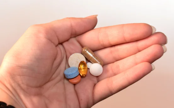 Zbuloni llojet e ilaçeve që nuk duhet t’i pini kurrë me kafe