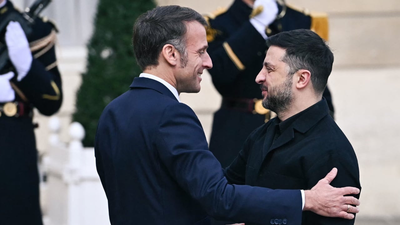 Zelensky mbërrin në Paris, presidenti ukrainas pritet nga Emmanuel Macron