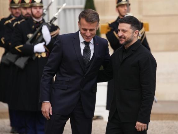 Zelensky paralajmëron negociatorët në Paris, përplasen NATO e Moska