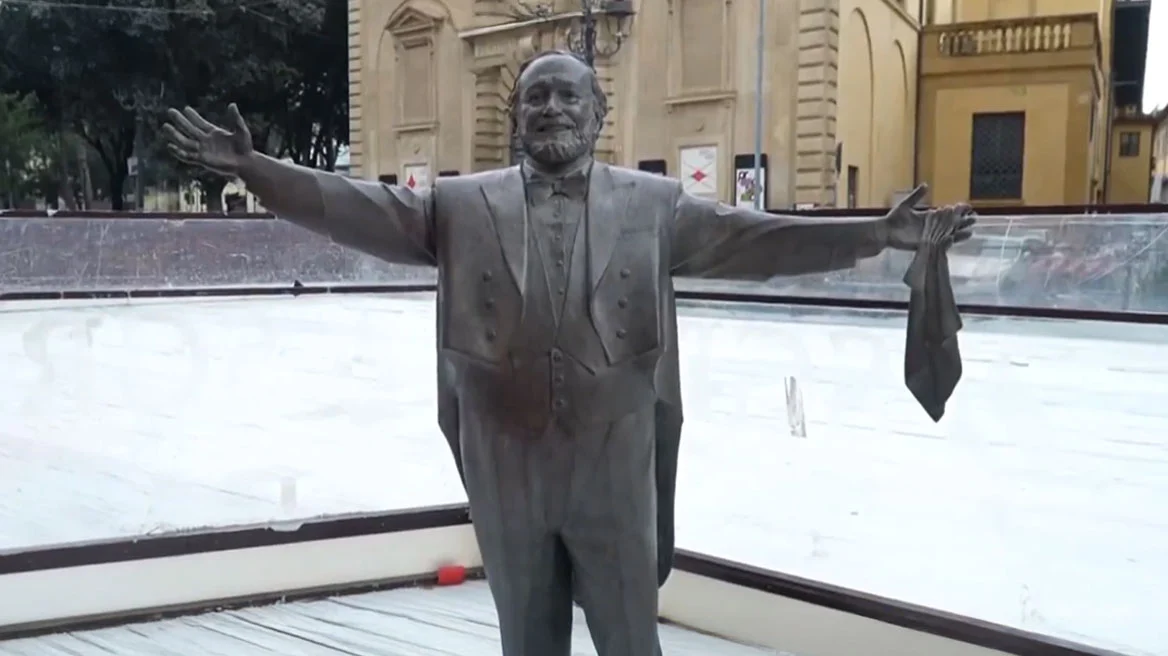 Zemërim në Itali për statujën e Pavarotti-t