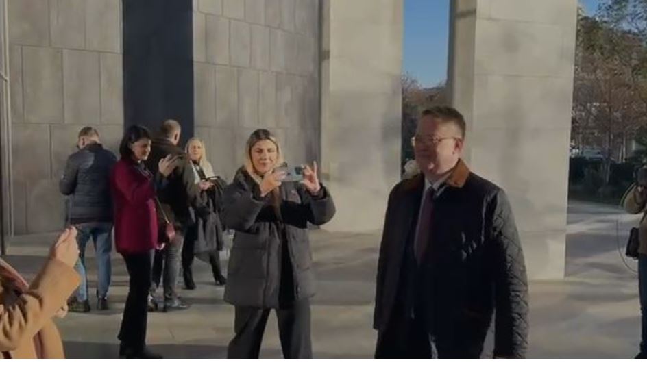 Zgjedhja e kreut të ri të SPAK/ Ambasadori i Mbretërisë së Bashkuar në Tiranë mbërrin në KLP