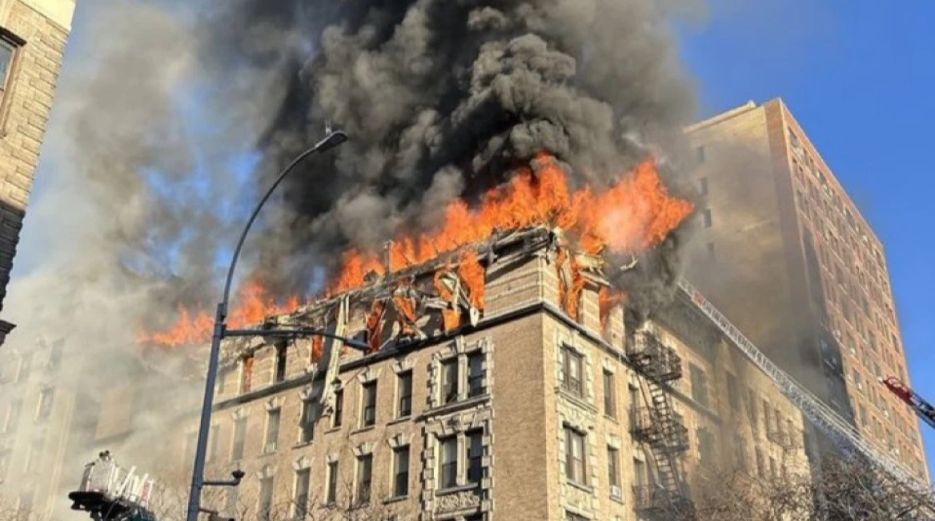 Zjarr në një ndërtesë në Manhattan, evakuohen banorët, 140 zjarrfikës ne terren për të shuar flakët