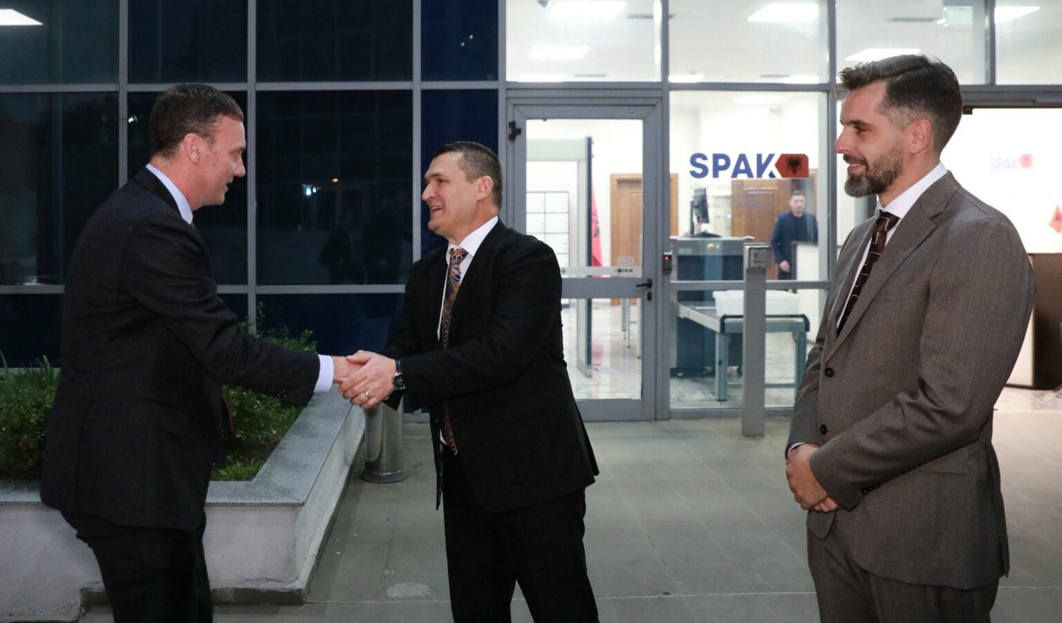 Zyrtari amerikan vizitë në SPAK: Përpjekjet e Dumanit vendosën standard për bashkëpunim kundër organizatave kriminale!