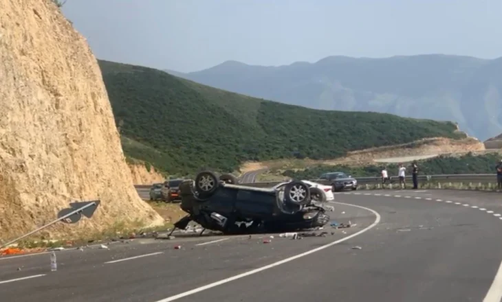 Aksident në aksin Levan-Tepelenë, automjeti del nga rruga, tre të plagosur