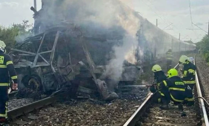 Aksident në Sllovaki, treni përplaset me një autobus, raportohet për të vdekur dhe të plagosur rëndë