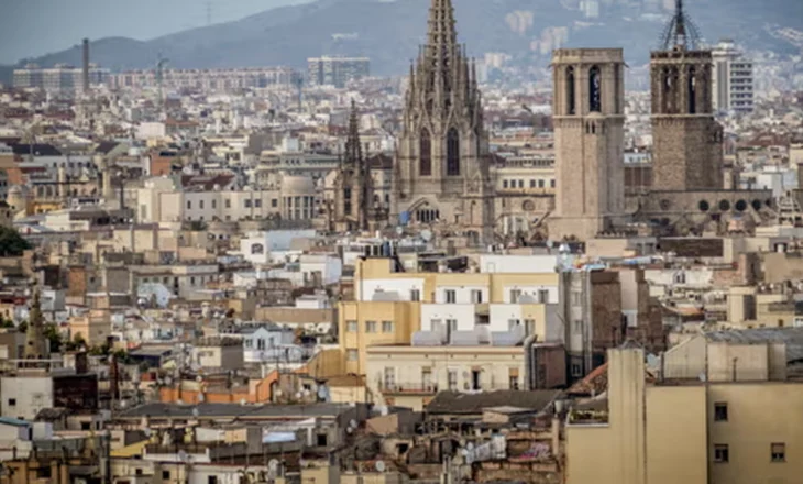 Barcelona u shpall ‘luftë’ turistëve, kryebashkiaku: Do ndalojmë dhënien e apartamenteve me AirBNB brenda 2028-ës