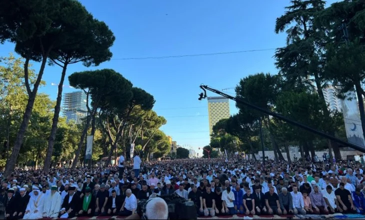 Besimtarët myslimanë festojnë Kurban Bajramin, falin namazin në sheshe dhe xhami