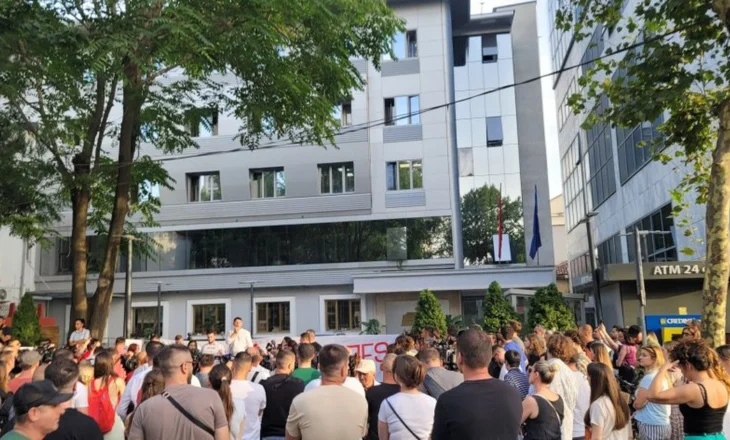 Biznes me jetën tek Onkologjiku, qytetarët në protestë para Ministrisë së Shëndetësisë (Foto)