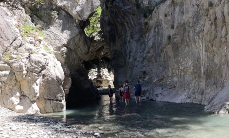 “Bukuri e fshehur, ndër vendet më të bukura”/ Kanionet e Holtës në modë! Turistët holandezë, të pasionuar pas bukurive natyrore të Gramshit