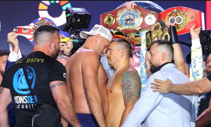 Dita e madhe!!! Fury 17 kg më i rëndë se Usyk, boksierët përplasen në skenë pas peshimit (video)